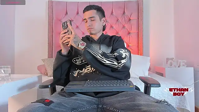 Ethan Boy  online show from 10/24/25, 08:19