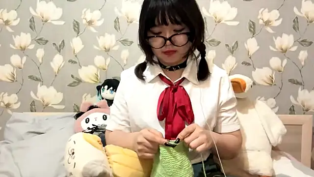 Snapshot of YunaMuse chatting on 10/15/25, 07:44 YunaMuse online show from 10/15/25, 07:44