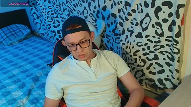 Snapshot of Josh_18cm chatting on 10/18/25, 12:34 Josh 18cm online show from 10/18/25, 12:34