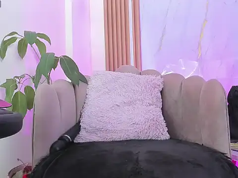 little  Chloee  online show from 11/13/25, 08:29