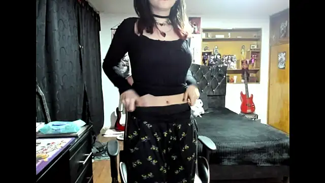 Maki Zein  online show from 11/21/25, 10:14