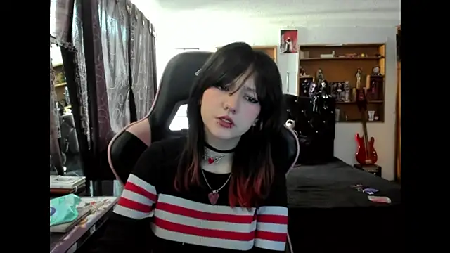 Maki Zein  online show from 12/04/25, 07:35