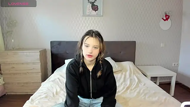 Snapshot of SofiMuse chatting on 10/14/25, 06:14 SofiMuse online show from 10/14/25, 06:14