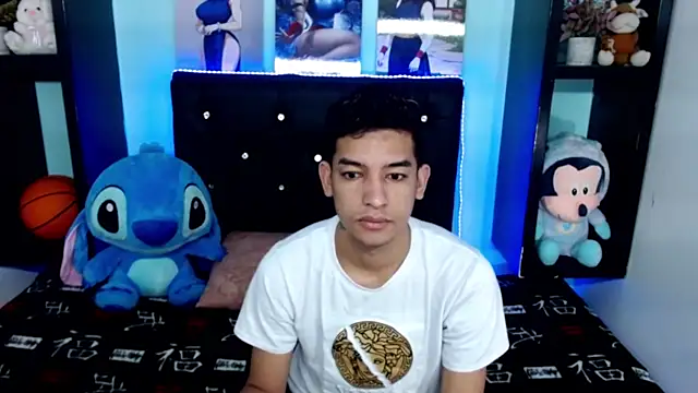 Snapshot of x_Aaron_x chatting on 10/17/25, 04:16 x Aaron x online show from 10/17/25, 04:16