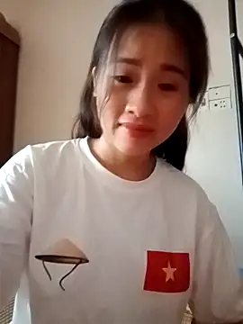 tuongvycute online show from 10/18/25, 12:34