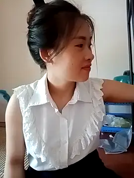 tuongvycute online show from 10/17/25, 03:32