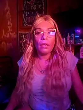 Snapshot of Queen2clouds chatting on 11/15/25, 10:41 Queen2clouds online show from 11/15/25, 10:41