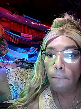 Snapshot of Queen2clouds chatting on 11/16/25, 02:16 Queen2clouds online show from 11/16/25, 02:16