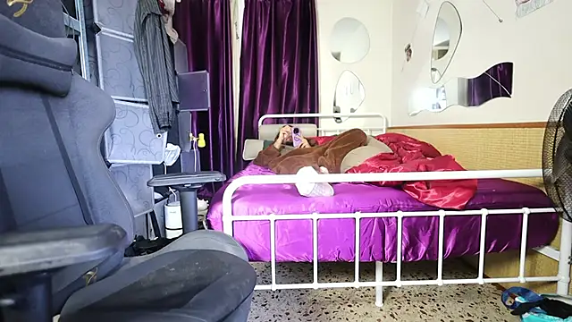 Snapshot of maddy_kinky chatting on 10/12/25, 01:23 maddy kinky online show from 10/12/25, 01:23