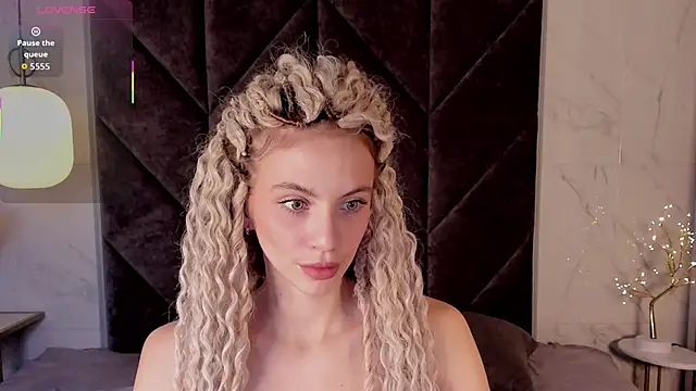 Snapshot of mia_silkk chatting on 10/28/25, 08:57 mia silkk online show from 10/28/25, 08:57