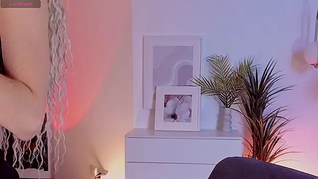 Snapshot of mia_silkk chatting on 10/27/25, 06:25 mia silkk online show from 10/27/25, 06:25