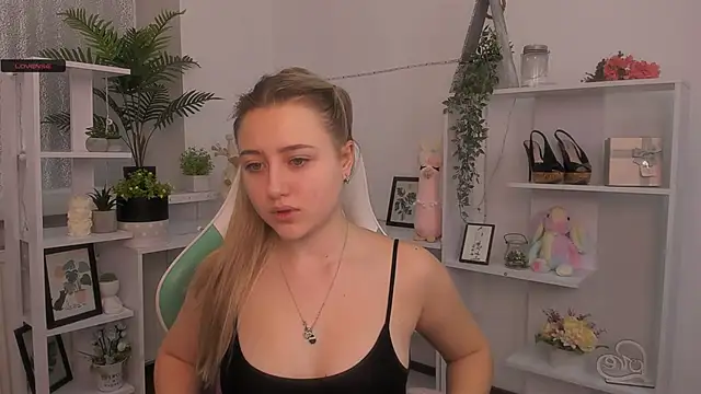 Lulu   Moon online show from 12/04/25, 07:29