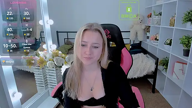 Lulu   Moon online show from 10/29/25, 07:07