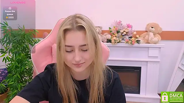 Lulu   Moon online show from 11/17/25, 06:39