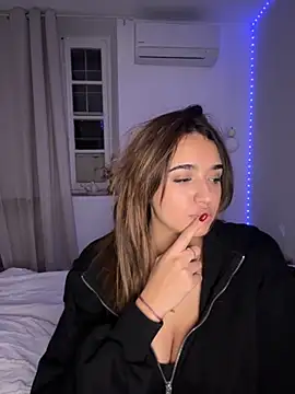 Snapshot of evaa_19 chatting on 10/27/25, 10:00 evaa 19 online show from 10/27/25, 10:00