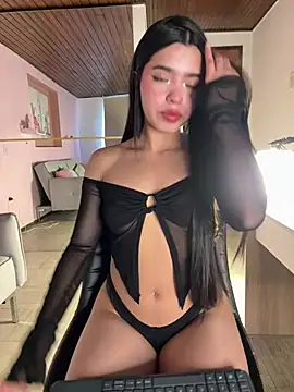 LunaMoore Pink online show from 04/08/26, 12:50