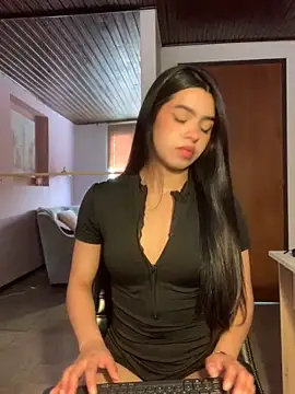 LunaMoore Pink online show from 11/19/25, 12:49