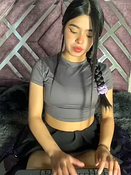 LunaMoore Pink online show from 02/05/26, 12:34