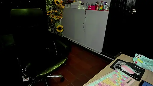 Yaluz Naugthy online show from 03/21/26, 04:00