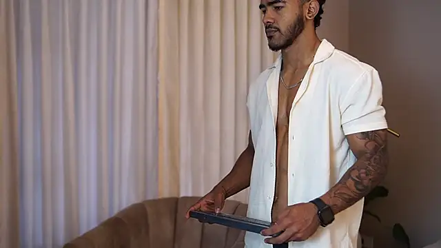 Snapshot of Reik_Vonn chatting on 10/18/25, 12:07 Reik Vonn online show from 10/18/25, 12:07