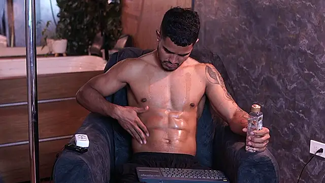 Snapshot of Reik_Vonn chatting on 12/17/25, 12:10 Reik Vonn online show from 12/17/25, 12:10