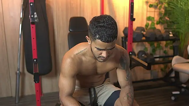 Snapshot of Reik_Vonn chatting on 11/26/25, 12:27 Reik Vonn online show from 11/26/25, 12:27