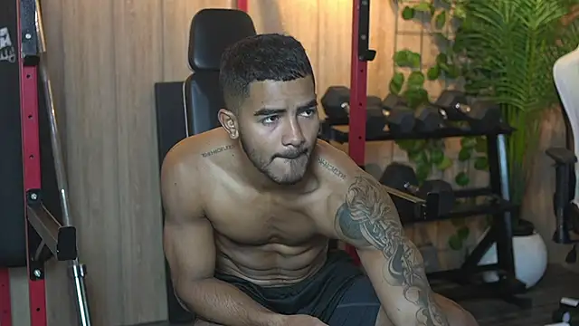 Snapshot of Reik_Vonn chatting on 11/21/25, 12:37 Reik Vonn online show from 11/21/25, 12:37