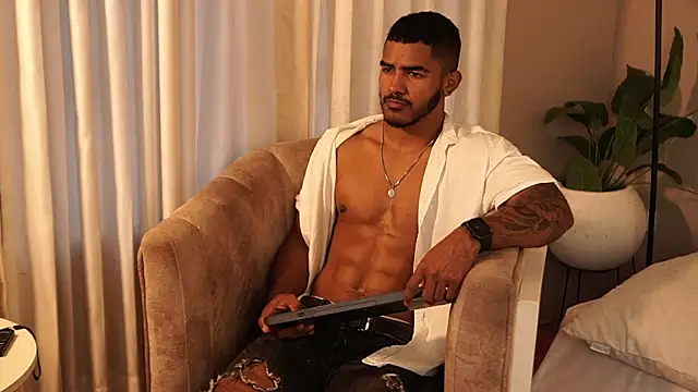 Snapshot of Reik_Vonn chatting on 10/16/25, 12:13 Reik Vonn online show from 10/16/25, 12:13