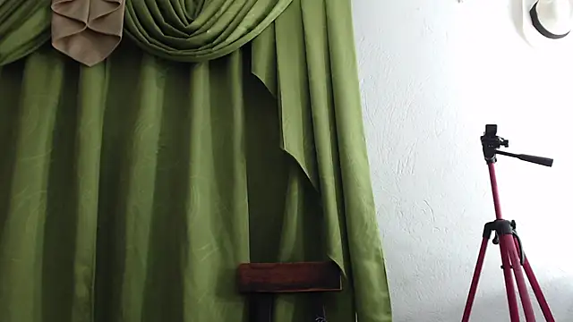 Snapshot of Zahara_18_ chatting on 10/11/25, 11:39 Zahara 18 online show from 10/11/25, 11:39