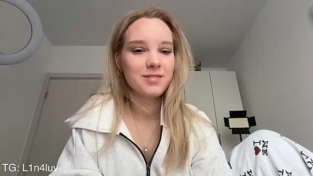 AIicaparkerc online show from 04/04/26, 02:12