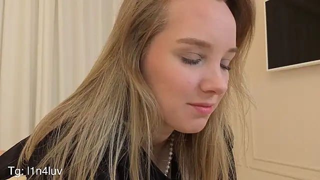 AIicaparkerc online show from 12/05/25, 09:12