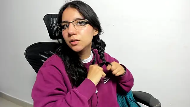 HollyPeach online show from 11/17/25, 07:51