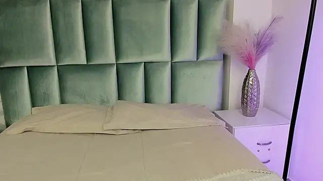 HollyPeach online show from 02/04/26, 07:31