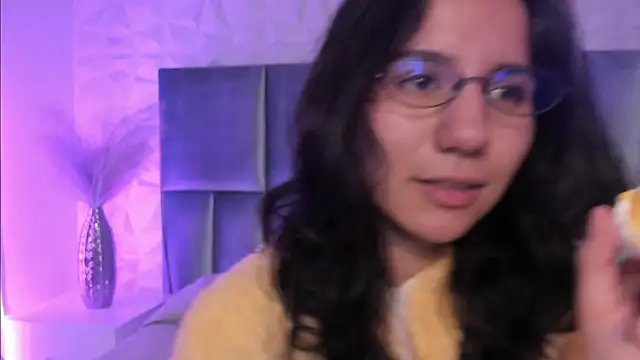 HollyPeach online show from 04/09/26, 07:31