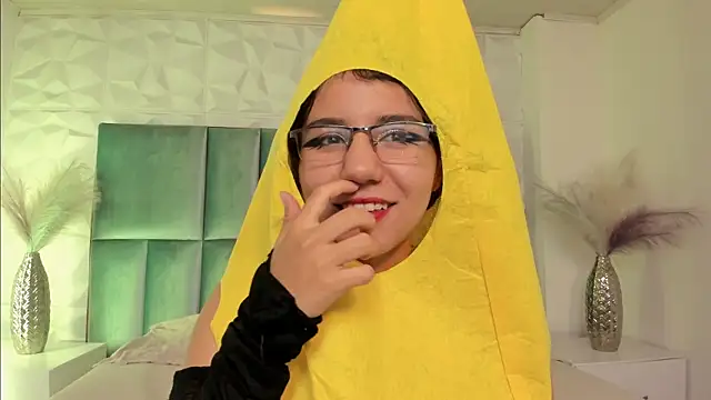 HollyPeach online show from 04/06/26, 07:37