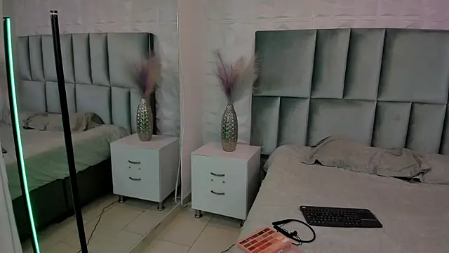 HollyPeach online show from 04/27/26, 07:56