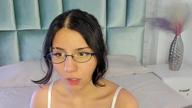 HollyPeach online show from 05/12/26, 08:15
