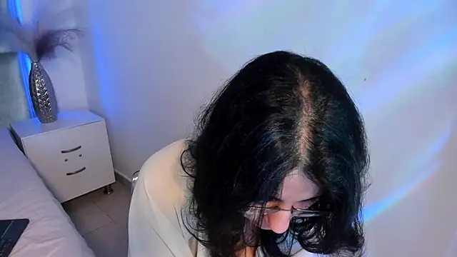 HollyPeach online show from 12/05/25, 08:17