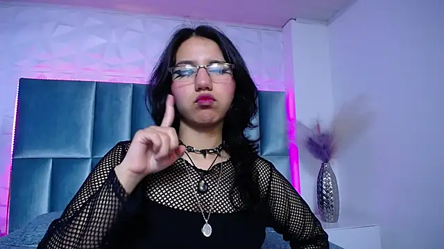 HollyPeach online show from 12/19/25, 08:00