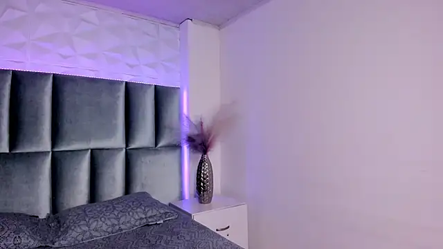 HollyPeach online show from 12/22/25, 07:47