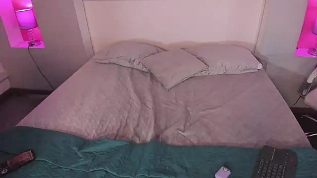 HollyPeach online show from 10/21/25, 12:04