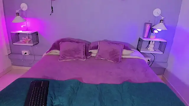 Snapshot of HollyPeach chatting on 10/18/25, 03:52 HollyPeach online show from 10/18/25, 03:52
