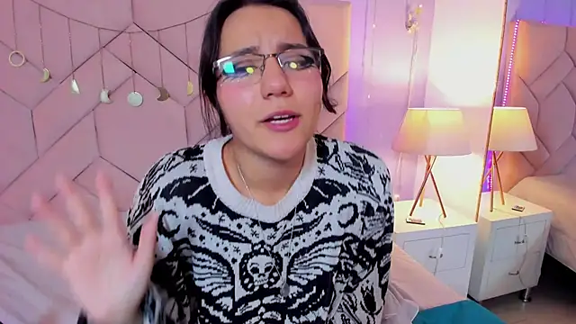 HollyPeach online show from 11/06/25, 08:18