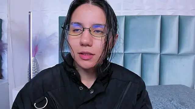 Snapshot of HollyPeach chatting on 06/29/26, 06:42 HollyPeach online show from 06/29/26, 06:42