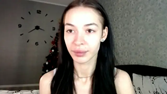 Snapshot of Daphne_Darkthorn chatting on 12/21/25, 02:35 Daphne Darkthorn online show from 12/21/25, 02:35