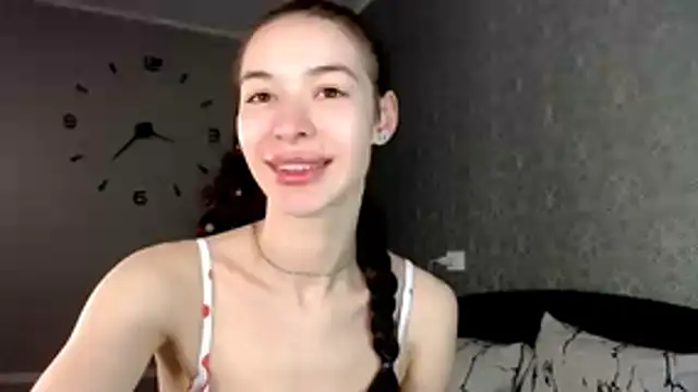 Snapshot of Daphne_Darkthorn chatting on 12/23/25, 02:33 Daphne Darkthorn online show from 12/23/25, 02:33