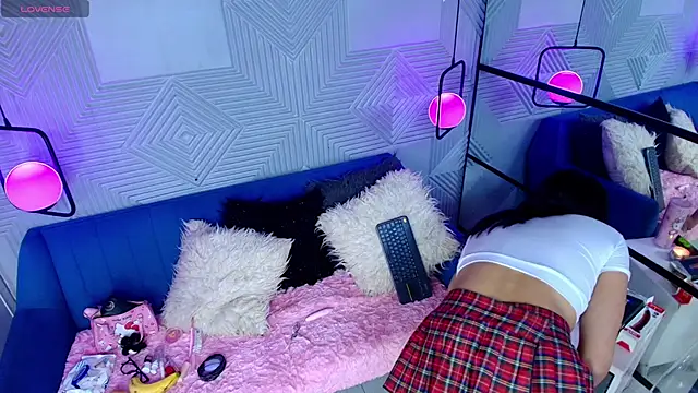 Snapshot of CinnamonHeat chatting on 11/13/25, 11:03 CinnamonHeat online show from 11/13/25, 11:03