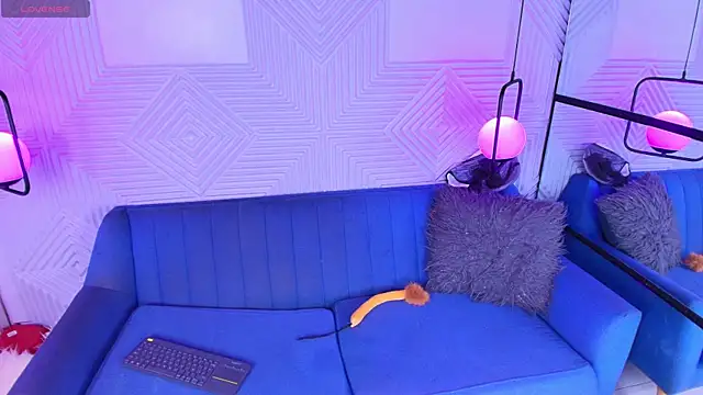 Snapshot of CinnamonHeat chatting on 10/25/25, 11:09 CinnamonHeat online show from 10/25/25, 11:09