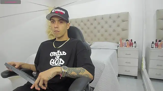 DerryAndIzzy online show from 12/05/25, 12:54