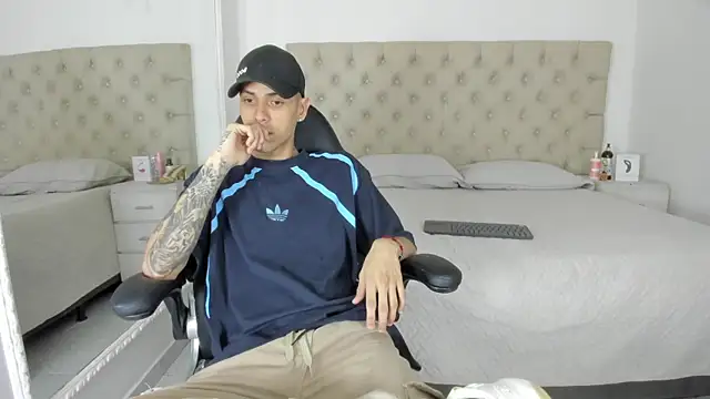 DerryAndIzzy online show from 10/14/25, 04:02